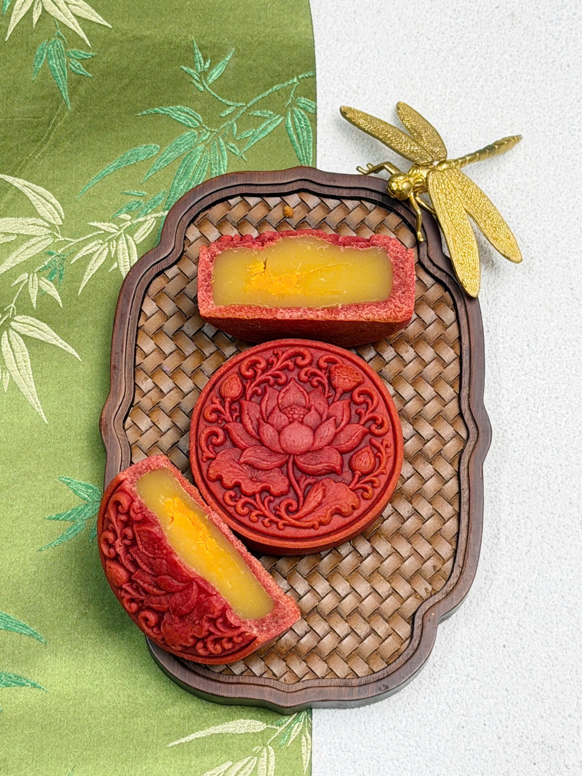 Bánh Trung Thu Đậu Xanh Trứng Muối Hoàng Kim 150g